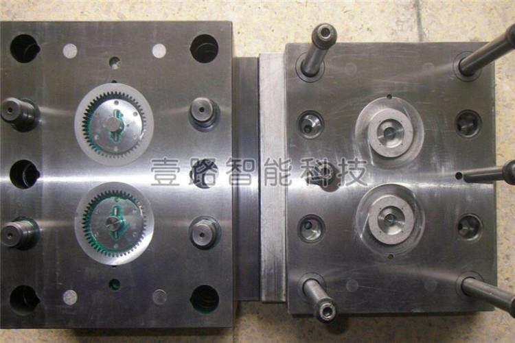 注塑模具是技術(shù)密集型產(chǎn)品，必然含有高技術(shù)的成分