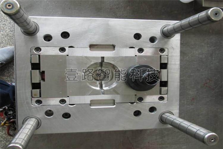 隨著塑膠模具專用化的拓展，以商品形式出現(xiàn)的模架、模板等零件日益增多