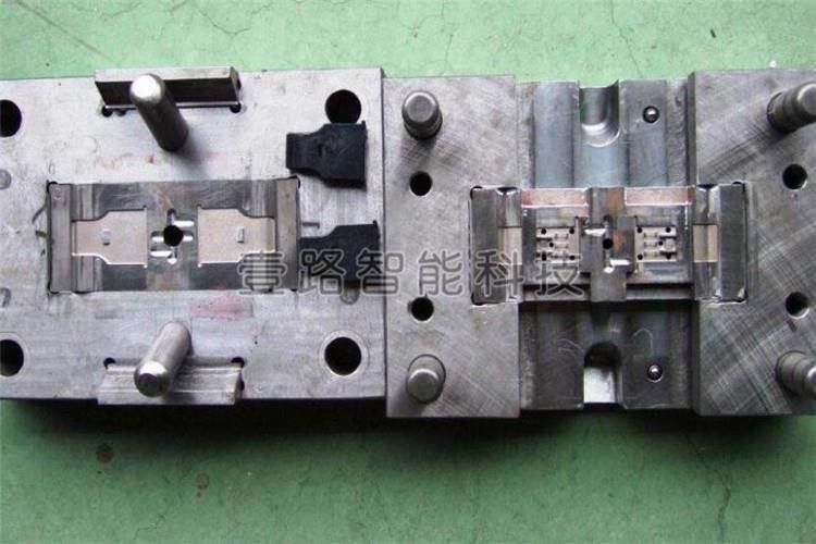 塑膠模具經(jīng)試驗后，若暫不使用，則應該完全擦除脫模渣滓、灰塵、油污等