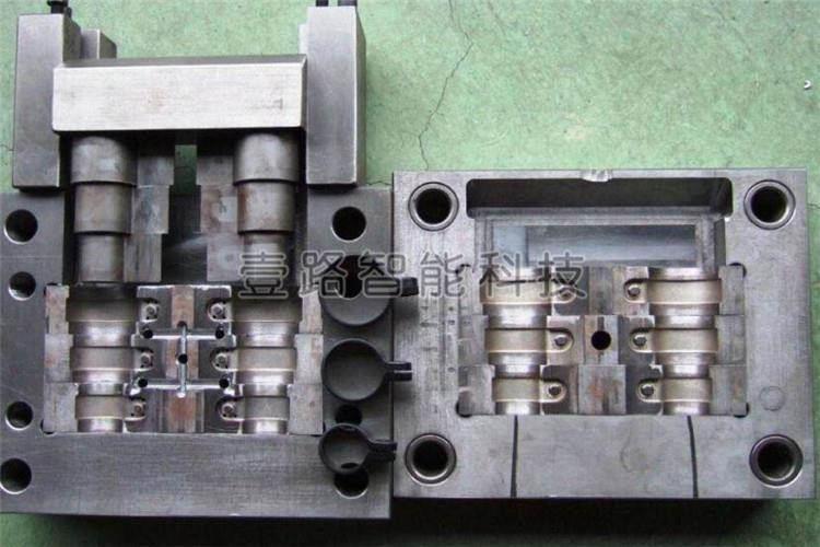 塑膠模具的拋光應(yīng)沿著工件脫模的方向進行