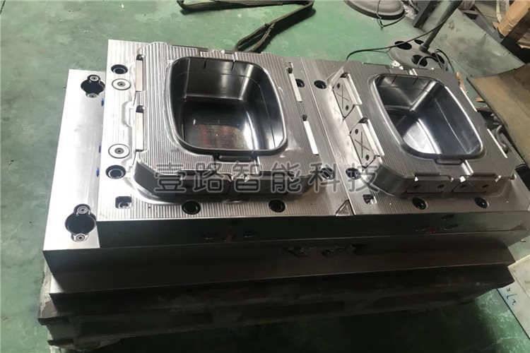 精度需求高的塑膠模具需求運(yùn)用高精度的數(shù)控機(jī)床加工，并且模具原料、成形技能都有嚴(yán)格需求