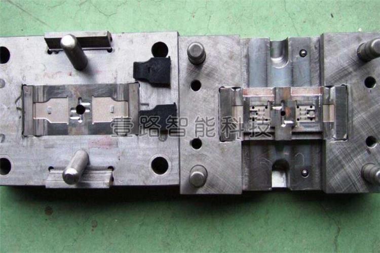 在汽車塑膠模具設(shè)計(jì)中，分型面的選擇位置直接影響到產(chǎn)品的質(zhì)量及模具的成本