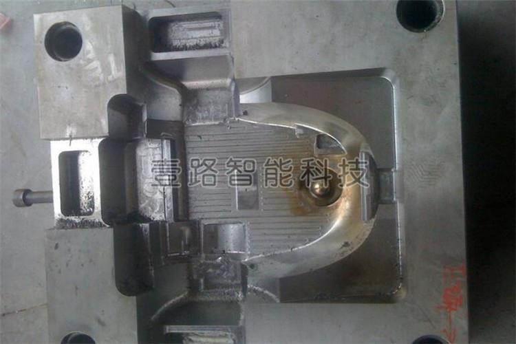 注塑模具澆口脫料困難。在注塑過程中，澆口粘在澆口套內(nèi)，不易脫出。開模時，制品出現(xiàn)裂紋損傷