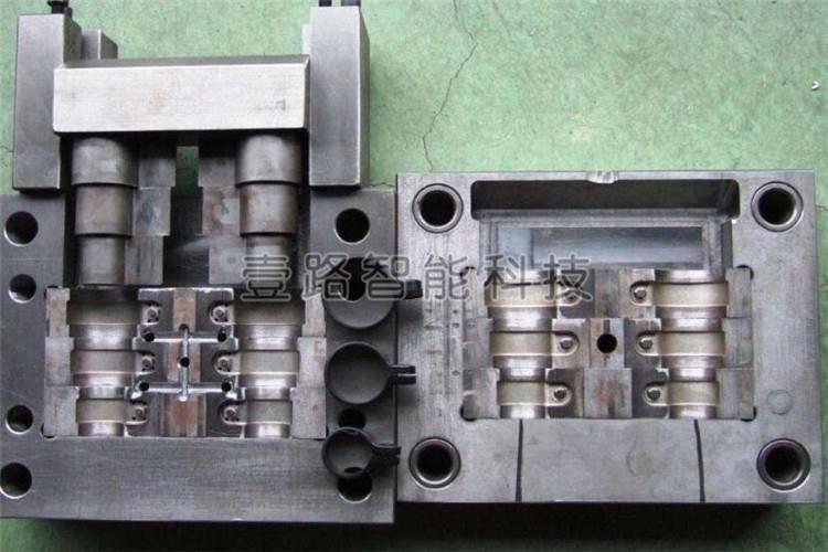 塑膠模具加工模具主要由澆注系統(tǒng)、調(diào)溫系統(tǒng)、成型零件和結(jié)構(gòu)零件組成