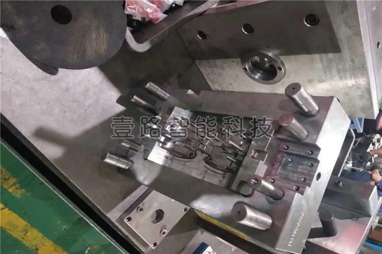 現(xiàn)在注塑模具的尺寸精度要求在IT6-7之上，表面粗糙的程度Ra0.2-0.1μm之間，這也就預(yù)示著注塑模具零件的尺寸要求比較高