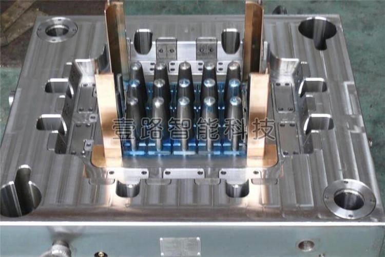 注塑模具壓縮熱空氣加熱型腔局部放大圖，可看出模具內(nèi)部氣體進出的氣道及相關結(jié)構(gòu)