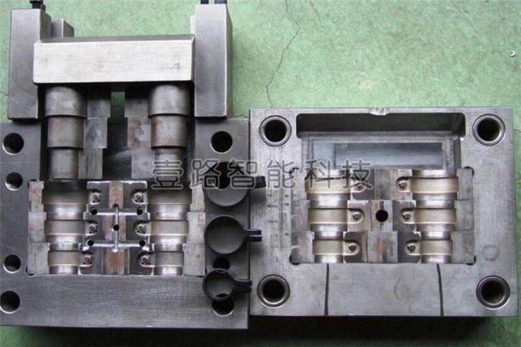 是一種用于壓塑、擠塑、注射、吹塑和低發(fā)泡成型的組合式模具的簡稱。模具凸、凹模及輔助成型系統(tǒng)的協(xié)調(diào)變化，可以加工出不同形狀、不同尺寸的一系列塑件。塑膠模具在使用的過程中應該注意彈性零件的及時