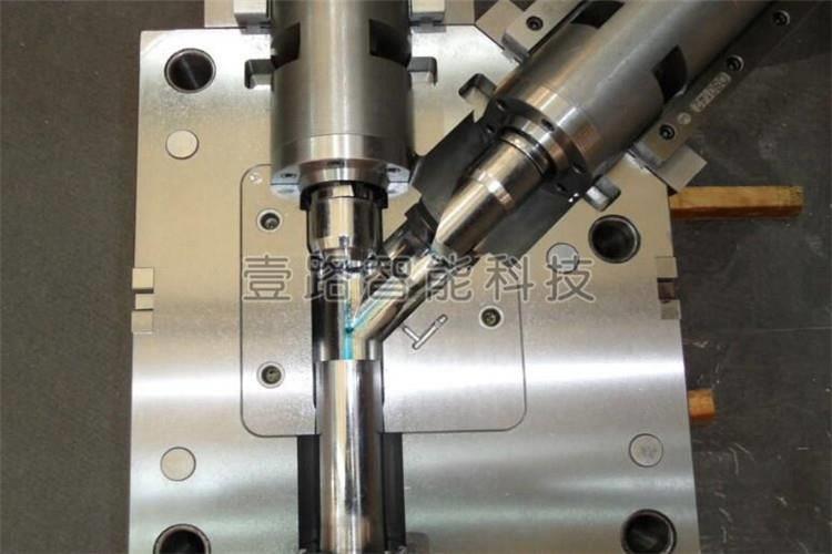 注塑模具產(chǎn)品表面有流痕即模制品表面的線性軌跡，該軌跡顯示熔體流動的方向