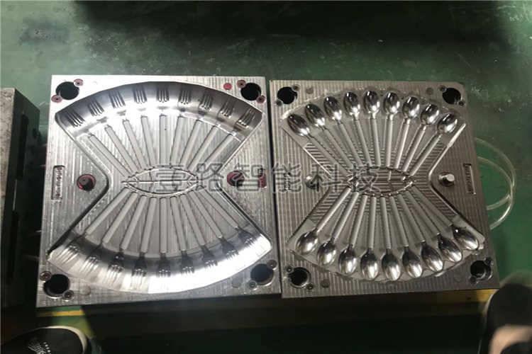 購(gòu)買塑膠模具應(yīng)該要注意到價(jià)格問題，因?yàn)閮r(jià)格從某種意義上來說會(huì)起到一些的參考作用