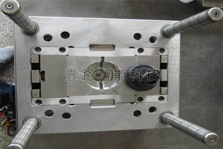 塑膠模具由動(dòng)模和定模兩部分組成，動(dòng)模安裝在注射成型機(jī)的移動(dòng)模板上，定模安裝在注射成型機(jī)的固定模板上