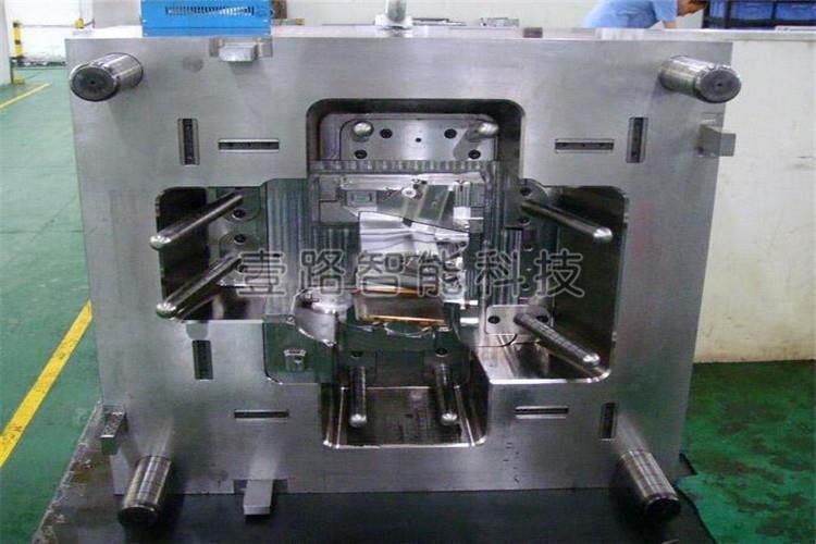 在塑料注塑模具成形全過程中，先將熔化塑膠注入入磨具凹模內(nèi)，填充完畢后耐磨材料冷卻干固