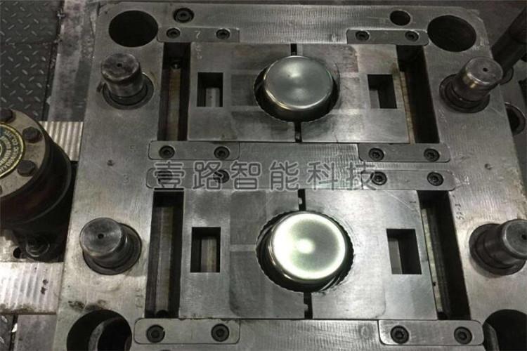 塑料注塑模具閉合狀態(tài)須有鎖緊板，以防吊裝時模具意外開啟，造成意外事故