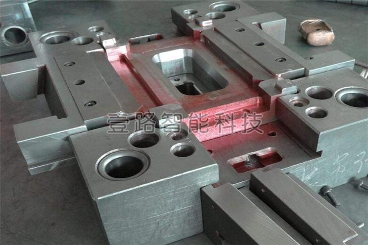 、擠塑、注射、吹塑和低發(fā)泡成型的組合式模具的簡(jiǎn)稱(chēng)。模具凸、凹模及輔助成型系統(tǒng)的協(xié)調(diào)變化，可以加工出不同形狀、不同尺寸的一系列