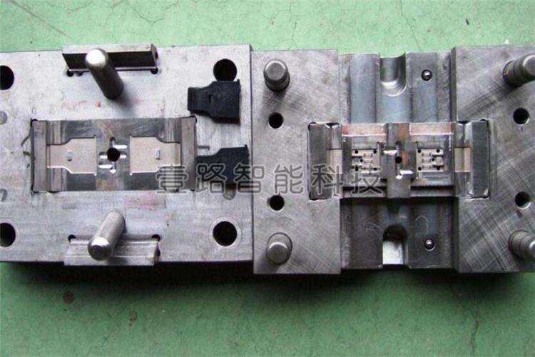 做塑膠模具分型面時(shí)第一就是要檢查倒扣問題