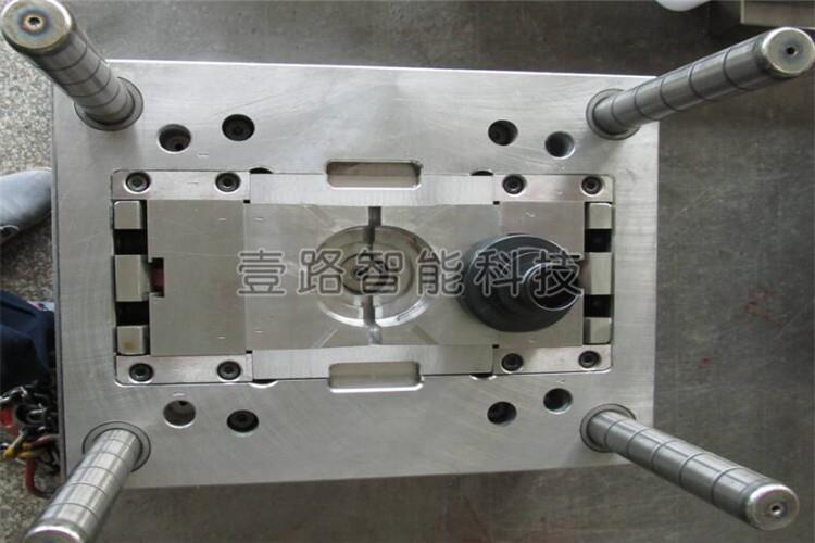 較多的發(fā)生在注塑模具冷卻水管的接頭處，如發(fā)現(xiàn)漏水，應在管接頭的螺紋上纏繞密封帶，然后擰緊