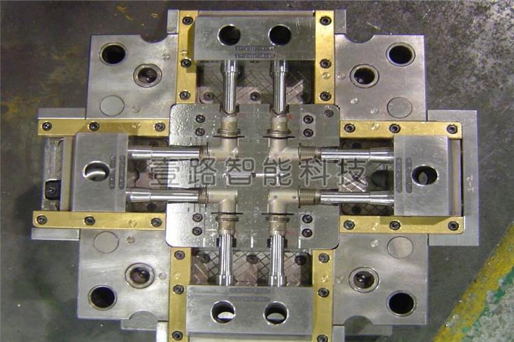 塑料注塑模具加工驅(qū)動比方說鋁合金的型材，塑料型材、片材或薄膜，一般都采用擠出成形的工藝