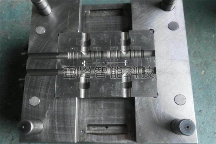 注塑模具是注塑成型過程中使用的使熔融態(tài)塑膠定型成特定尺寸、形狀的模具。區(qū)別于吹塑模具、擠出模具等