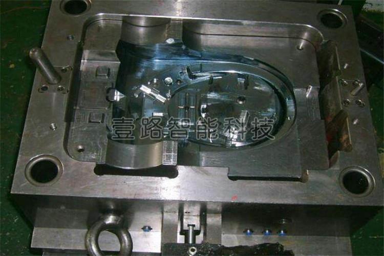 在塑膠模具加工的過程當(dāng)中就要設(shè)計排氣孔