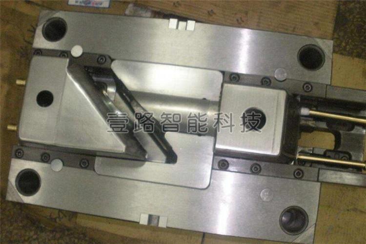 塑膠模具在成型中產(chǎn)品離澆口近的區(qū)域發(fā)亮，遠(yuǎn)離澆口發(fā)烏