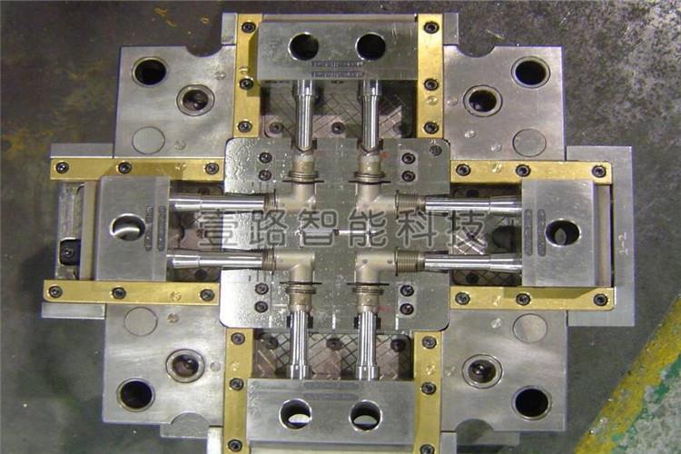 所有塑料注塑模具的前后內(nèi)模，鑲件，行位，斜頂，直頂(推塊)等需要在底面或者側(cè)面加工一個腰圓形的坑位